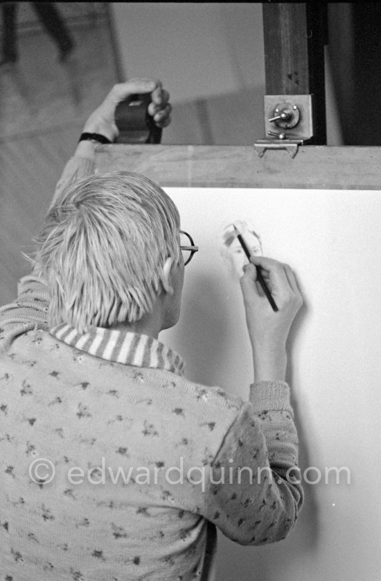 David Hockney drawing "Carlos", Paris 1975. - Photo by Edward Quinn