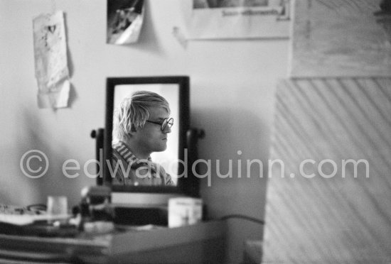 David Hockney in the mirror – as in the painting "My parents and myself", Paris 1975. - Photo by Edward Quinn