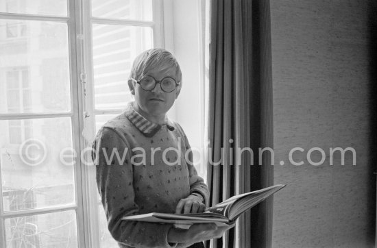 David Hockney viewing the book "James Joyce\'s Dublin" by Edward Quinn. Paris 1975. - Photo by Edward Quinn