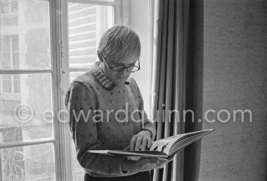 David Hockney viewing the book "James Joyce\'s Dublin" by Edward Quinn in Paris 1975. - Photo by Edward Quinn