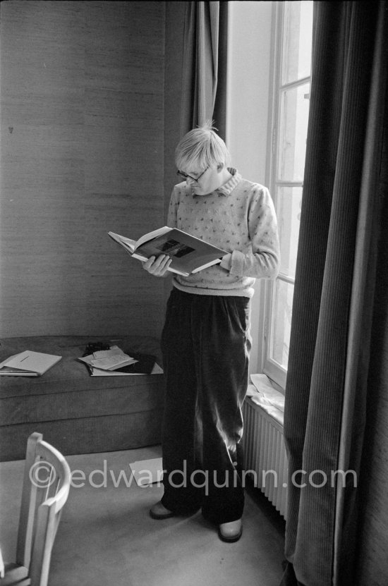 David Hockney viewing the book "James Joyce\'s Dublin" by Edward Quinn in Paris 1975. - Photo by Edward Quinn