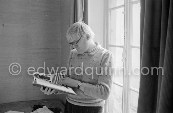 David Hockney viewing the book "James Joyce\'s Dublin" by Edward Quinn in Paris 1975. - Photo by Edward Quinn