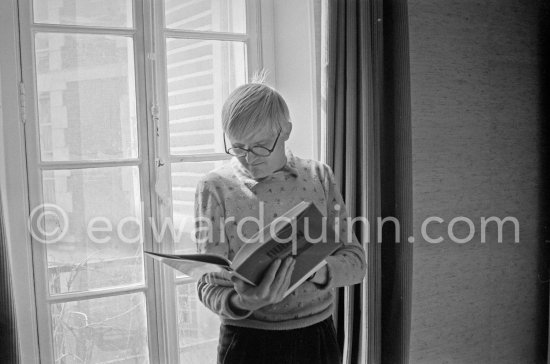 David Hockney viewing the book "James Joyce\'s Dublin" by Edward Quinn in Paris 1975. - Photo by Edward Quinn