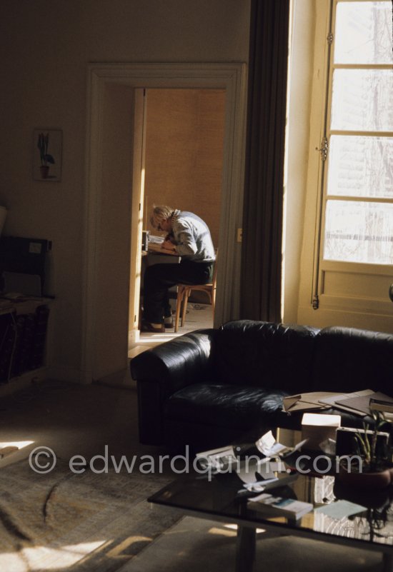 David Hockney working on the set design for "The Rake\'s Progress" at England’s Glyndebourne Opera Festival Paris 1975. 1975. - Photo by Edward Quinn