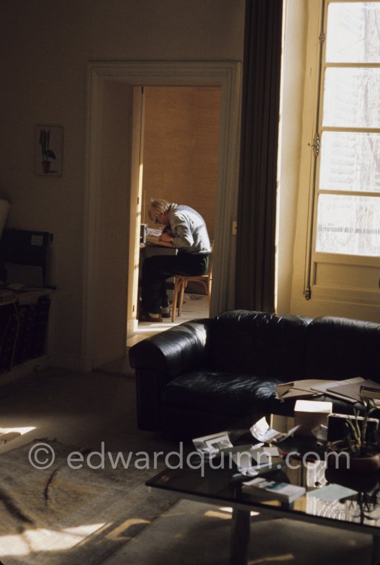 David Hockney working on the set design for "The Rake\'s Progress" at England’s Glyndebourne Opera Festival Paris 1975. 1975. - Photo by Edward Quinn