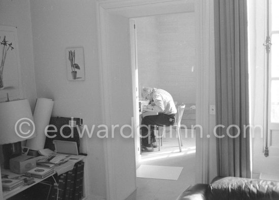 David Hockney working on the set design for "The Rake's Progress" at England’s Glyndebourne Opera Festival Paris 1975. 1975. - Photo by Edward Quinn