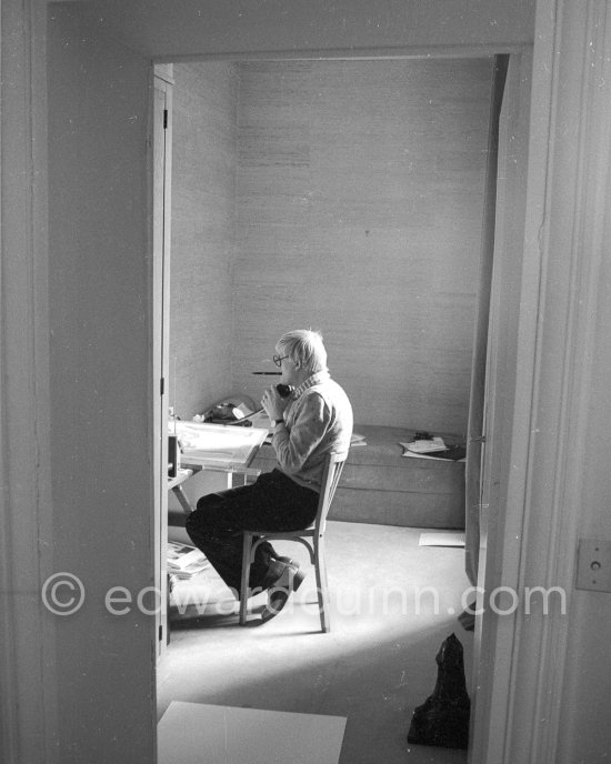 David Hockney working on the set design for "The Rake's Progress" at England’s Glyndebourne Opera Festival Paris 1975. 1975. - Photo by Edward Quinn