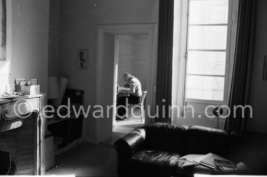 David Hockney working on the set design for "The Rake\'s Progress" at England’s Glyndebourne Opera Festival Paris 1975. - Photo by Edward Quinn