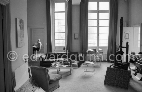 David Hockney working on the set design for "The Rake's Progress" at England’s Glyndebourne Opera Festival Paris 1975. 1975. - Photo by Edward Quinn