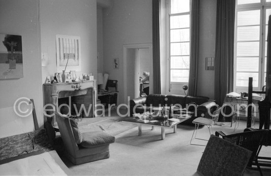 David Hockney working on the set design for "The Rake's Progress" at England’s Glyndebourne Opera Festival Paris 1975. - Photo by Edward Quinn