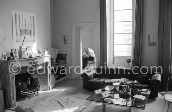 David Hockney working on the set design for "The Rake\'s Progress" at England’s Glyndebourne Opera Festival Paris 1975. - Photo by Edward Quinn