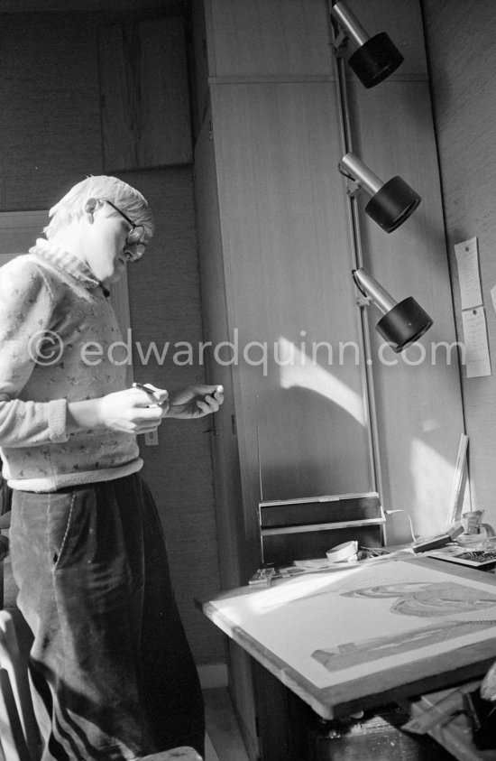 David Hockney working on the set design for "The Rake\'s Progress" at England’s Glyndebourne Opera Festival Paris 1975. - Photo by Edward Quinn