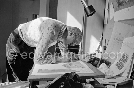 David Hockney working on the set design for "The Rake's Progress" at England’s Glyndebourne Opera Festival Paris 1975. - Photo by Edward Quinn