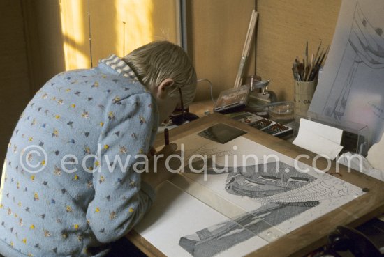 David Hockney working on the set design for "The Rake\'s Progress" at England’s Glyndebourne Opera Festival Paris 1975. 1975. - Photo by Edward Quinn