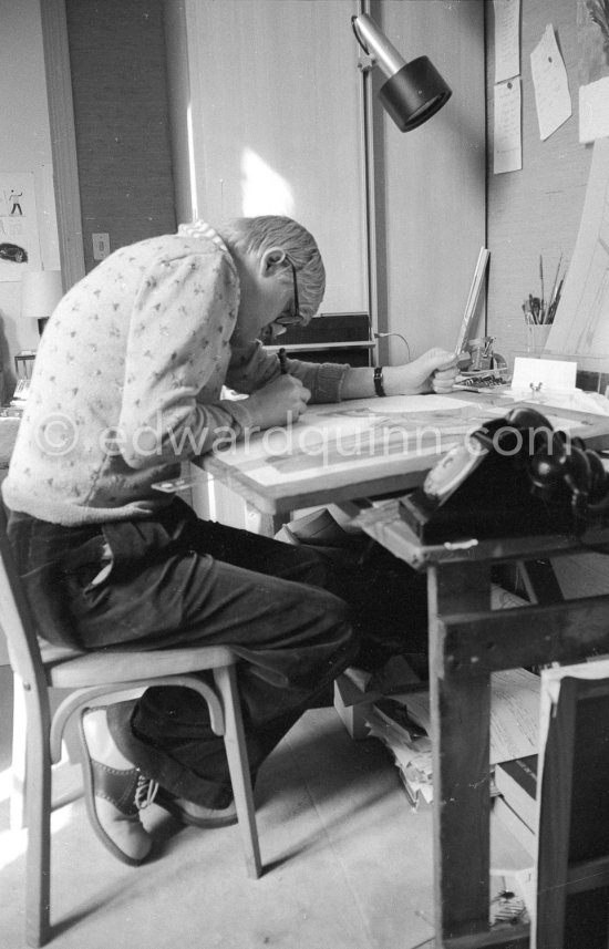 David Hockney working on the set design for "The Rake\'s Progress" at England’s Glyndebourne Opera Festival Paris 1975. - Photo by Edward Quinn