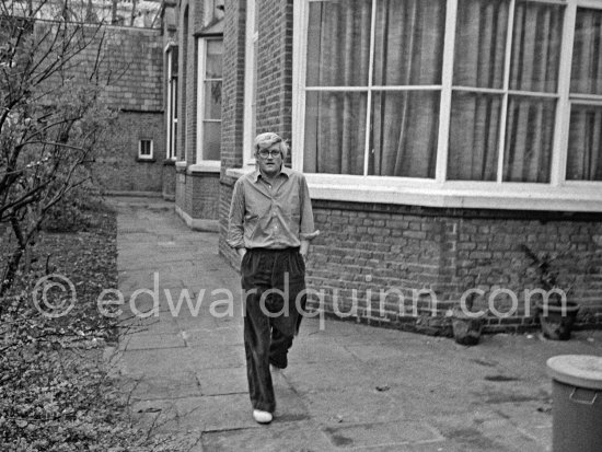 David Hockney outside his home in London 1977. - Photo by Edward Quinn