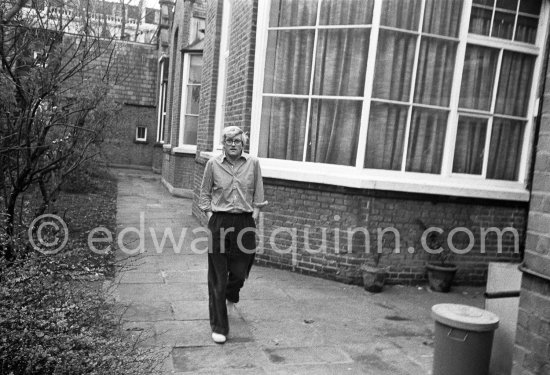 David Hockney outside his home in London 1977. - Photo by Edward Quinn