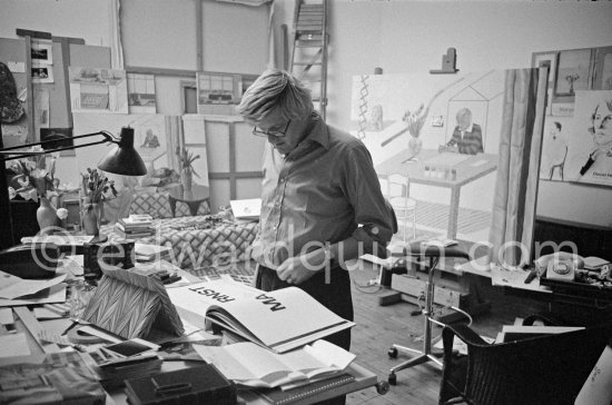 David Hockney viewing the book "Max Ernst" by Edward Quinn. London 1977. - Photo by Edward Quinn