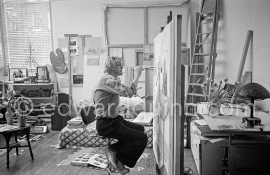 David Hockney working on "Self portrait with blue guitar". London 1977. - Photo by Edward Quinn