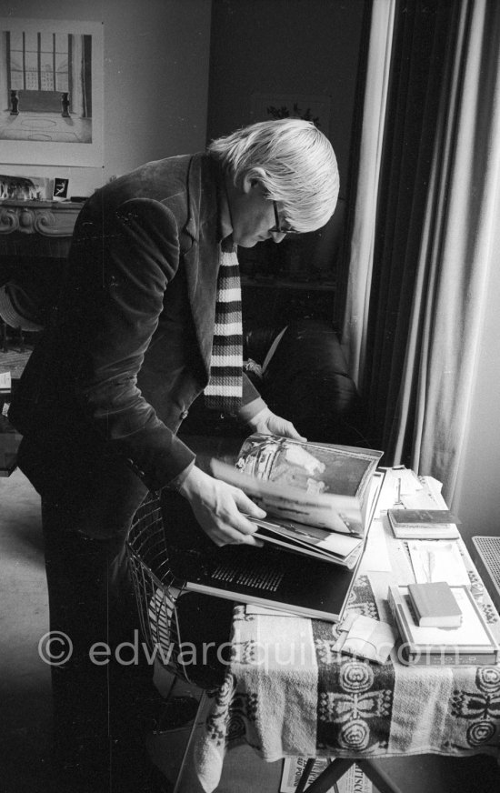David Hockney viewing the book "Picasso de Draeger" by Edward Quinn. Paris 1975. - Photo by Edward Quinn