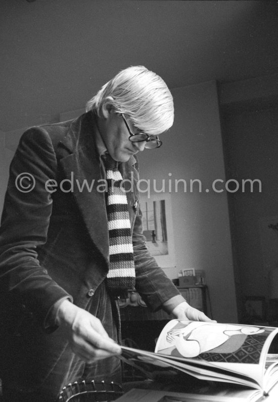 David Hockney viewing the book "Picasso de Draeger" by Edward Quinn. Paris 1975. - Photo by Edward Quinn