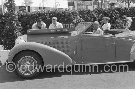 William Holden, Deborah Kerr, her husband Tony Bartley and Holden's son admire the vintage car of Sir Duncan Orr Lewis. Cannes 1957. Car: Bugatti type 57C Aravis Gangloff chassis number 57736. www.velocetoday.com/btw-the-lords-bugatti/ William Holden, Deborah Kerr, her husband Tony Bartley and Holden's son admire the vintage car of Sir Duncan Orr Lewis. Cannes 1957. Car: Bugatti type 57C Aravis Gangloff chassis number 57736. The story of the car: www.velocetoday.com/btw-the-lords-bugatti/ - Photo by Edward Quinn