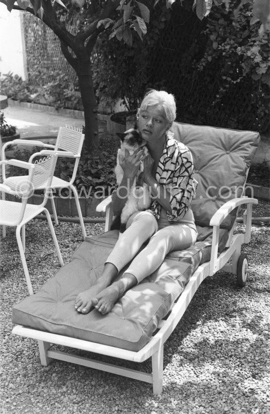 English actress Vanda Hudson and her cat. Juan-les-Pins 1959. - Photo by Edward Quinn