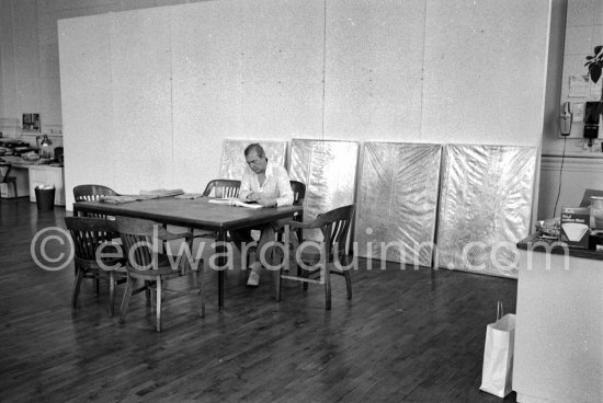 Jasper Johns at his Studio, viewing the Max Ernst book by Edward Quinn. New York 1982. - Photo by Edward Quinn