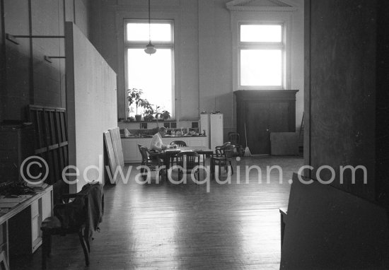 Jasper Johns at his studio in New York 1982. - Photo by Edward Quinn