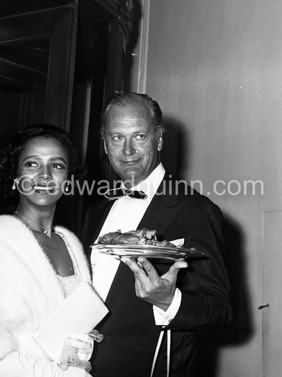 Curd Jürgens and Dorothy Dandridge. She had played a leading role in "Carmen Jones". Cannes Film Festival 1957. - Photo by Edward Quinn