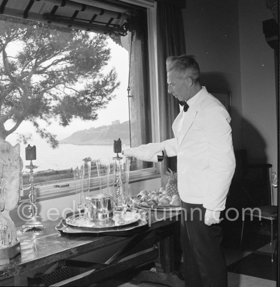 At Villa Canzone della mare of Curd Jürgens. Saint-Jean-Cap-Ferrat 1955. - Photo by Edward Quinn