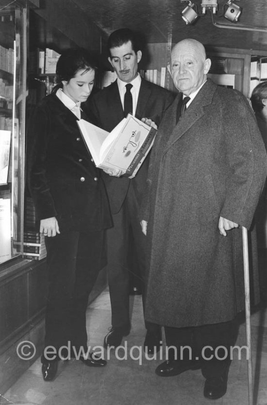 Edward Quinn, Géraldine Chaplin and Daniel-Henry Kahnweiler. Presentation of the book "Picasso à l\'oeuvre" ("Picasso at Work"). Paris 1965. Photographer unknown - Photo by Edward Quinn