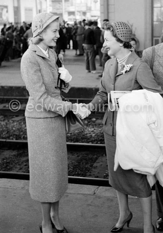 Grace Kelly and Olivia de Havilland. Cannes station 1955. - Photo by Edward Quinn