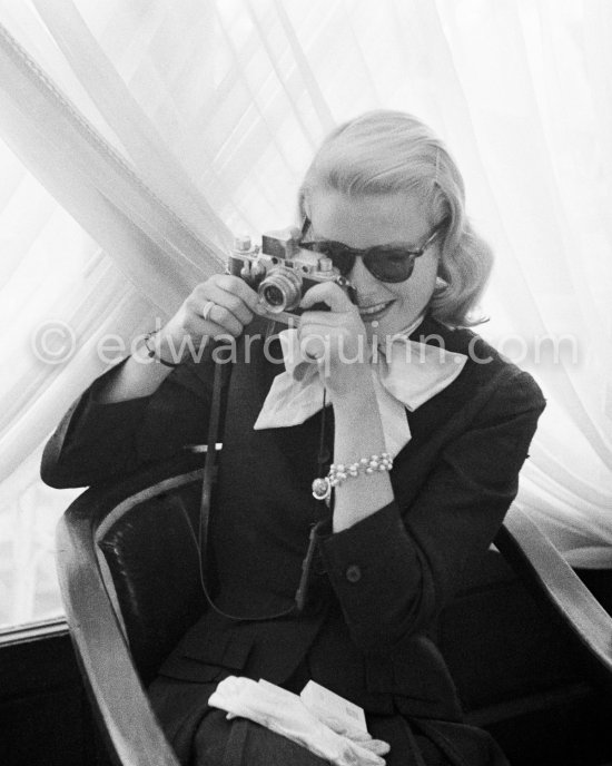 Grace Kelly with Leica IIIf Nr. 695 137 with Winder Leicavit of Edward Quinn, Cannes 1955. - Photo by Edward Quinn