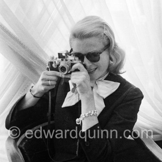 Grace Kelly with Leica IIIf Nr. 695 137 with Winder Leicavit of Edward Quinn, Cannes 1955. - Photo by Edward Quinn