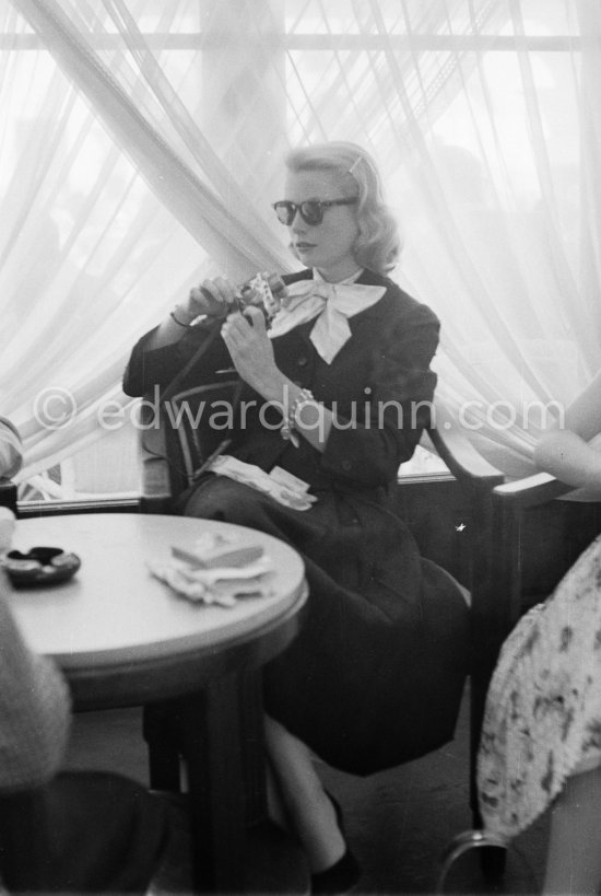 Grace Kelly with Leica IIIf Nr. 695 137 with Winder Leicavit of Edward Quinn, Cannes 1955. - Photo by Edward Quinn