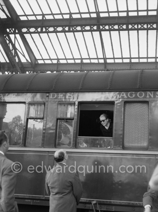 Grace Kelly arriving at the Cannes Railway Station, met by Alfred Hitchcock. It was the third time she was in Europe. In 1947 she came with the family, in 1949 on assignement, she was then a fashion model. Cannes 1954. - Photo by Edward Quinn