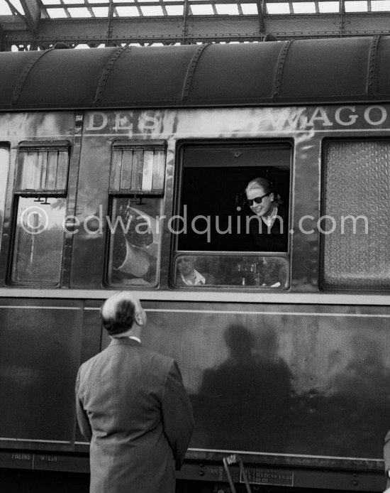 Grace Kelly arriving at the Cannes Railway Station, met by Alfred Hitchcock. It was the third time she was in Europe. In 1947 she came with the family, in 1949 on assignement, she was then a fashion model. Cannes 1954. - Photo by Edward Quinn