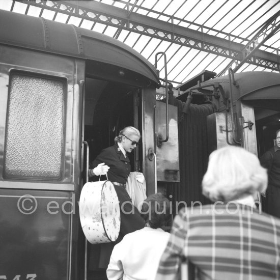 Grace Kelly arriving at the Cannes Railway Station, met by Alfred Hitchcock. It was the third time she was in Europe. In 1947 she came with the family, in 1949 on assignement, she was then a fashion model. Cannes 1954. - Photo by Edward Quinn