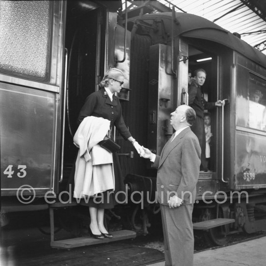 Grace Kelly arriving at the Cannes Railway Station, met by Alfred Hitchcock. It was the third time she was in Europe. In 1947 she came with the family, in 1949 on assignement, she was then a fashion model. Cannes 1954. - Photo by Edward Quinn