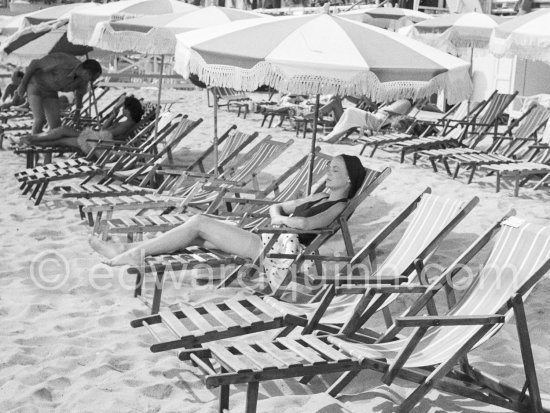 Grace Kelly on the beach in Cannes during the shooting of "To Catch a Thief". Cannes 1954. - Photo by Edward Quinn