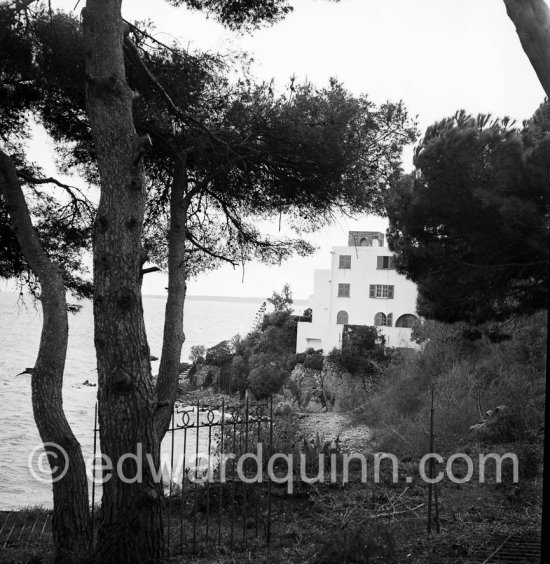 Château de l’Horizon of Prince Aly Khan. Golfe-Juan 1952. - Photo by Edward Quinn