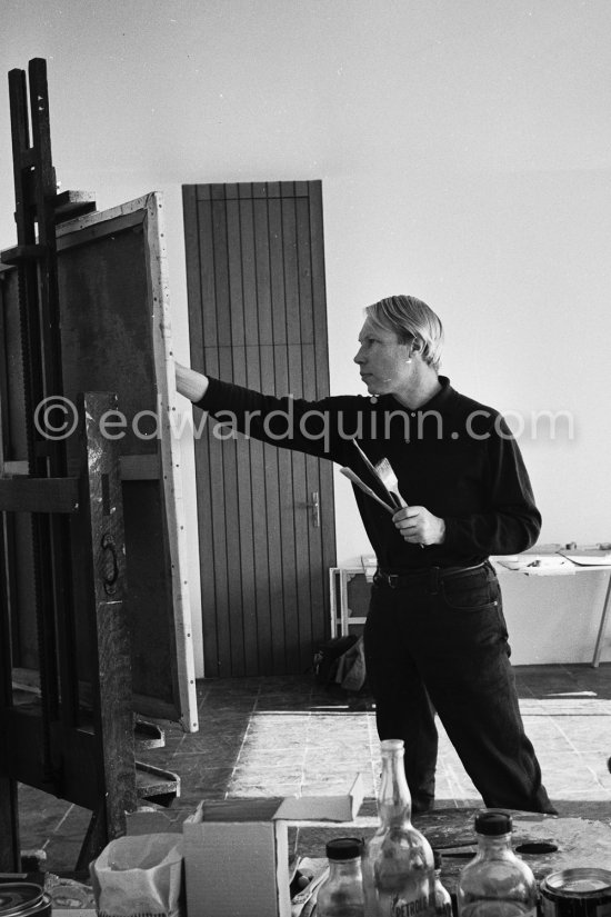 Louis le Brocquy at his studio. Carros 1964. - Photo by Edward Quinn