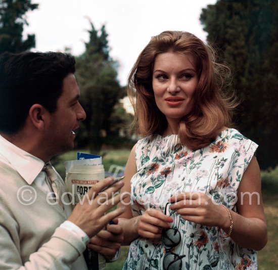 Belinda Lee and a journalist, Saint-Tropez 1958. - Photo by Edward Quinn