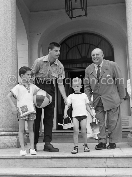 Jerry Lewis and his two sons, fully equipped with the necessary utensils, go down to the sandy beach. On the right, a friendly Hotel employee. Cannes 1953. - Photo by Edward Quinn