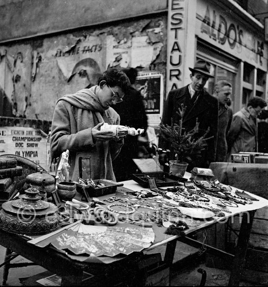 Second hand dealer. London 1950. - Photo by Edward Quinn