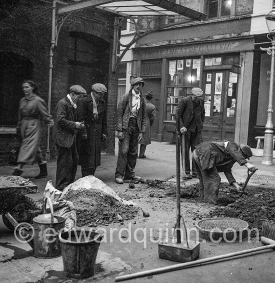 Street workers. Saint Martin\'s Court, London, 1950 - Photo by Edward Quinn
