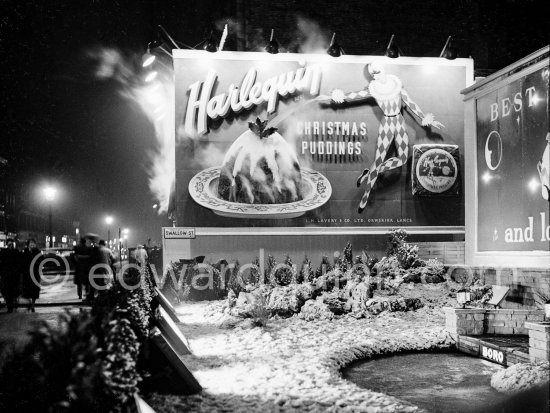 Christmas Pudding. Swallow Street. London 1950. - Photo by Edward Quinn