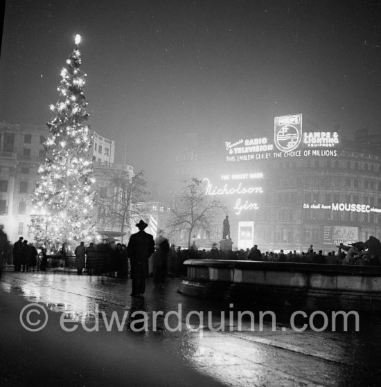 Trafalgar Square, looking towards Grand Buildings (South Africa House on the left, Christmas Tree gifted by Norway on the left). London, 1950 - Photo by Edward Quinn