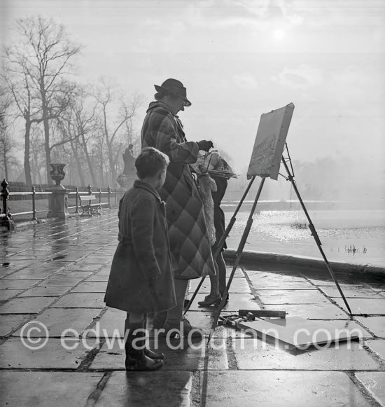 Painter at Italian Gardens. London 1950 - Photo by Edward Quinn